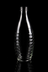 Glasflasche vor schwarzem Hintergrund