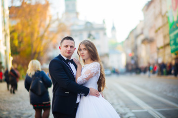 Fototapeta premium Just married couple in poplar background
