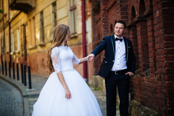 Naklejka premium Just married couple in poplar background