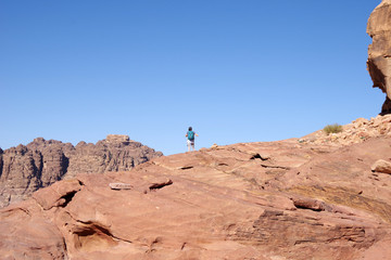 Femme dans les roches de Pétra, Jordanie