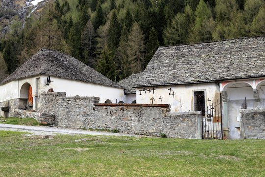 Particolare del cimitero di Macugnaga, Italia con sfondo di pini