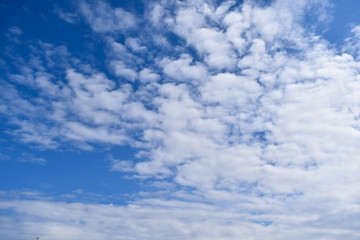 Cielo poco nublado en un d&iacute;a soleado