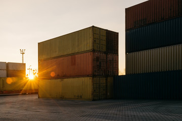 Terminal with containers horizontal