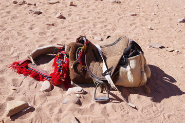 Selle de b&eacute;douin pos&eacute;e sur le sable