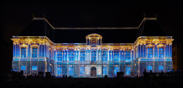 Le parlement sous les lumières bleu de nuit
