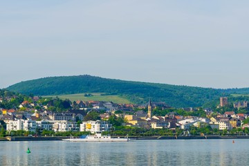 Fototapeta na wymiar Fähre zwischen Rüdesheim und Bingen