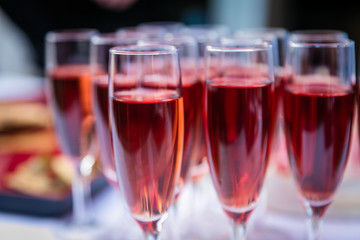 Evènement cocktail avec des flûtes d’alcool