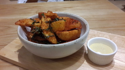 Potato wedges in bowl  and its dipping sauce