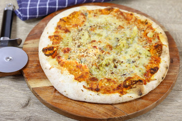 pizza aux gorgonzola et noisettes sur une planche à découper