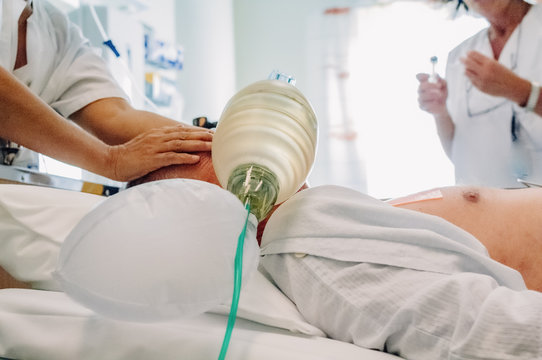 Patient wird mit einem manuellen Respirator behandelt. PS: Foto wurde vor Corona Krise fotografiert.