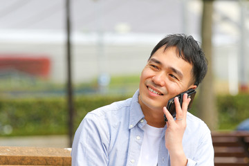 電話をする男性
