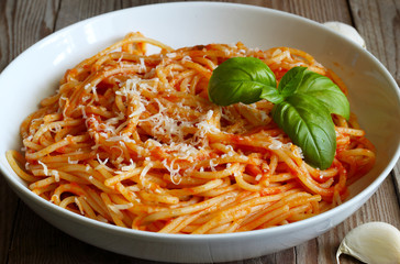 Piatto di spaghetti con  sugo di pomodoro basilico e aglio. Indicato per chi segue la dieta mediterranea.