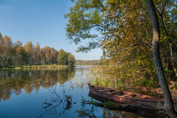 Łódka na jeziorze