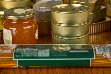 Varias latas de conservas, mermeladas, espárragos y pasta