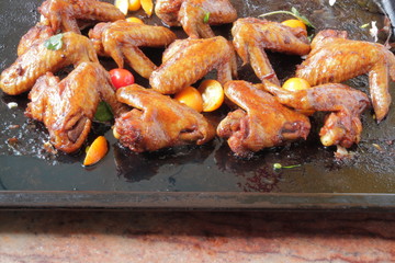 жареные куриные крылья.