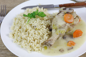 blanquette de dinde dans un plat