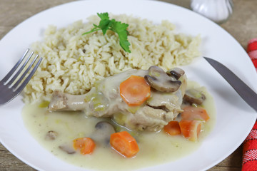blanquette de dinde dans un plat