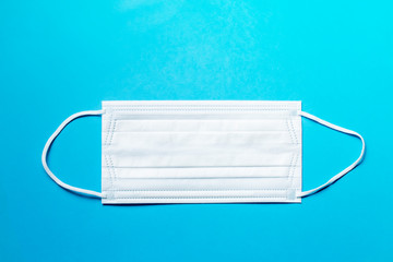 マスクと青バックとコピースペース
