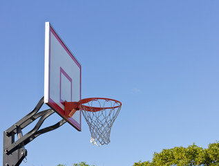 Naklejka premium Basketball hoop on a background of blue sky.