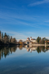 Blick auf die Stadt Thun vom Fluss Aare