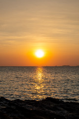 Obraz premium Beautiful sunset ocean scene vertical image size