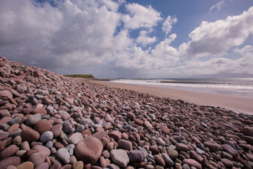 Fototapeta na wymiar Großer steiniger Strand in Irland
