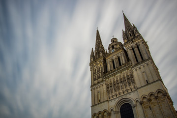 Cathédrale d'Angers effet de mouvement dans le ciel nuageux