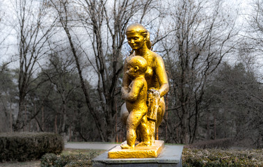 Monument mother and child made of metal