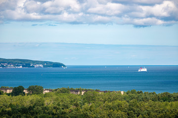 Luftbild mit Blick auf einen Hafen und die Ostsee.
