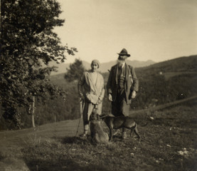 FOTO ANTICA CON COPPIA IN MONTAGNA CON CANE