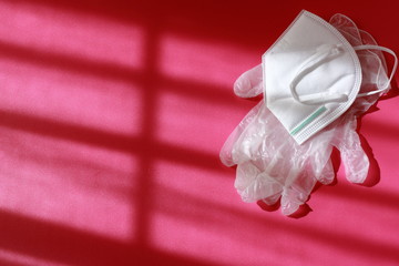 mascarilla y guantes desechables, dos artículos indispensables para salir a comprar al...