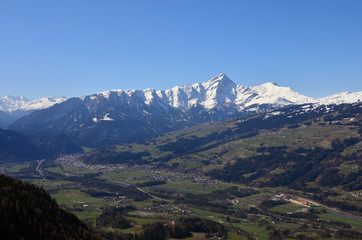 Fototapeta na wymiar Blick übers Domleschg mit Heinzenberg und Piz Beverin, Kanton Graubünden, Schweiz