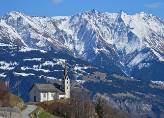 Fototapeta na wymiar Kirche Sogn Glieci in Siat, Kanton Graubünden