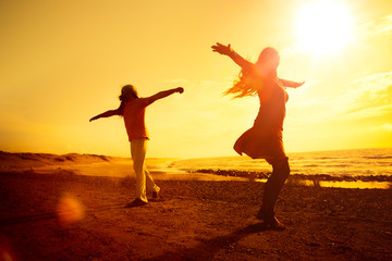 Fototapeta premium Junges Paar tanzt am Strand