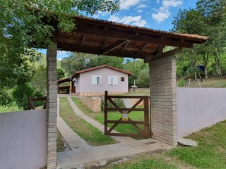 porteira de sítio chácara com casa pequena