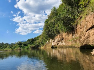 rio com água entre as montanhas e céu azul