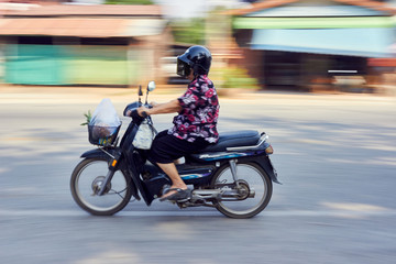 Fast moving moped with panning technique