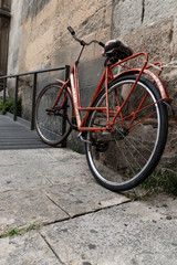 Fototapeta na wymiar Old vintage orange bicycle urban 