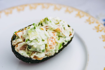 Entrée avec avocat saumon et sauce beurre blanc