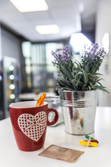 Tazza rossa con pianta