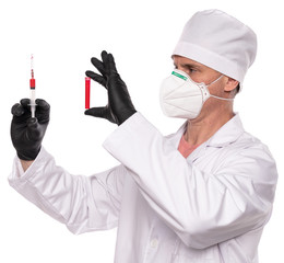 Naklejka premium Doctor in mask and gloves holding test tube and syringe with blood over white background