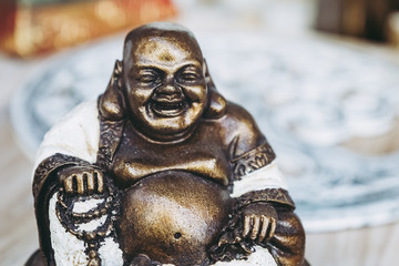 Petite statue du bouddha souriant