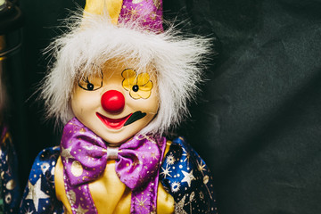 Marionnette pantin coloré avec visage de clown