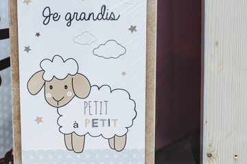 Cadre en décoration de chambre d'enfant avec mouton mignon et message Je grandis petit à petit