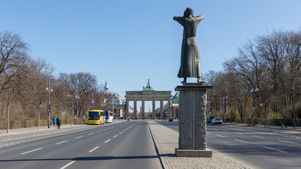 A statue screaming on the Brandenburg Gate in Berlin © Aurelien KEMPF-PIKSL