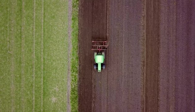 Ackerbau in der Landwirtschaft: Traktor pfl&uuml;gt Acker