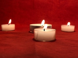 Obraz na płótnie Canvas romantic candles with dark red background