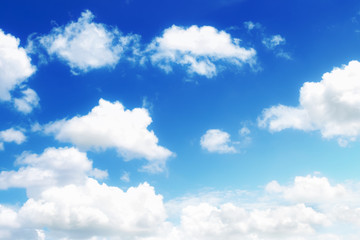 Obraz premium white Cumulus cloud and blue sky background at midday in summer