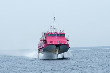 大島　ピンクの高速ジェット船