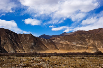 Fototapeta na wymiar mountain landscape with blue sky in Tibet China 